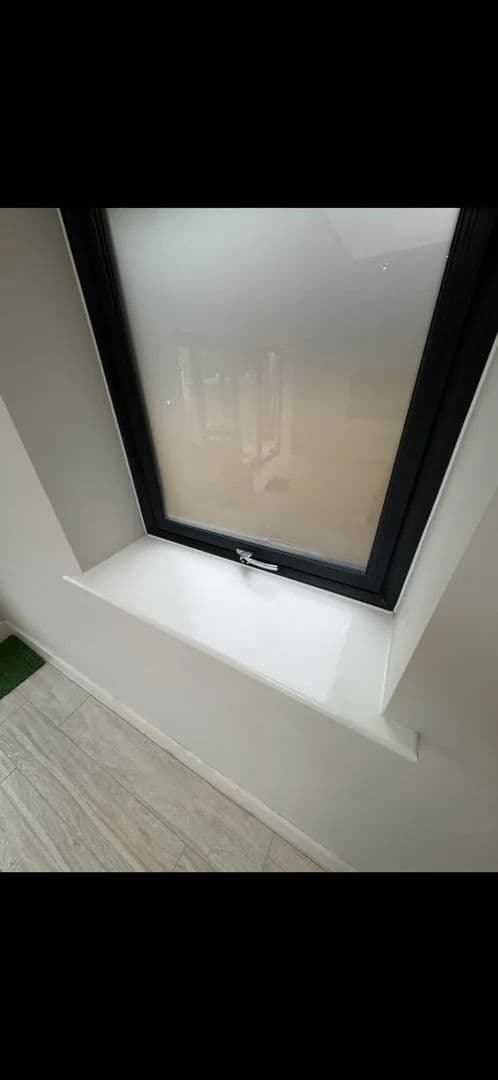 Window sill cleaned and repainted – after